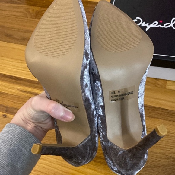 Qupid Women’s Mauve Velvet Heels Size 9 - Picture 6 of 7